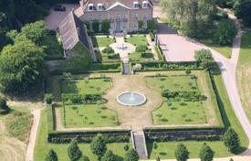 Классический замок с парком и озерами в пригороде Парижа, Франция за 181 000 € в неделю