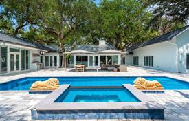 Великолепная вилла с задним двором, бассейном, двумя гаражами и террасой, Майами, США за $3 525 000