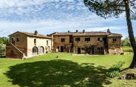 Вилла с оливковой рощей, виноградником и бассейном в Сиене, Тоскана, Италия за 2 900 000 €