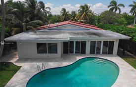 Уютная вилла с задним двором, бассейном, террасой и гаражом, Майами-Бич, США за $2 349 000