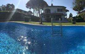 Классическая вилла с бассейном, садом и террасой рядом с морем, Сан-Феличе-Чирчео, Италия. Цена по запросу