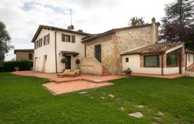 Комфортабельная вилла с террасой, лоджией и просторным участком, Сиена, Тоскана, Италия за 1 350 000 €