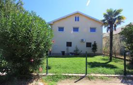Двухэтажный дом с террасой, Доньи-Стой, Черногория за 280 000 €