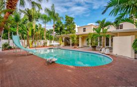 Уютная вилла с бассейном, гаражом и террасой, Майами-Бич, США за 1 259 000 €