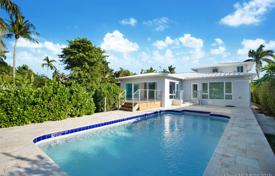 Современная вилла с бассейном, садом, гаражом, террасой и видом на залив, Майами, США за 2 737 000 €