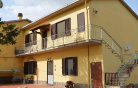 Половина дома в Монтекатини-Валь-ди-Чечина, Тоскана, Италия за 500 000 €