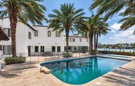 Современная вилла с задним двором, бассейном, зоной отдыха, террасой и гаражом, Майами-Бич, США за $19 000 000