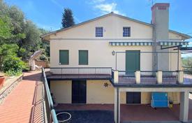 Трехэтажная вилла с садом и парковкой во Флоренции, Тоскана, Италия за 1 850 000 €