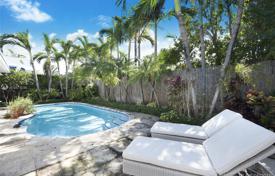 Комфортабельная вилла с задним двором, бассейном и террасой, Ки-Бискейн, США за 2 282 000 €