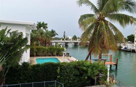 Прибрежная вилла с бассейном, доком, террасой и видом на залив, Майами-Бич, США за $3 000 000