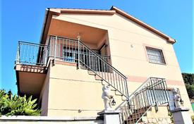 Двухэтажная вилла с двумя отдельными апартаментами и террасой рядом с пляжем, Льорет‑де-Мар, Испания за 273 000 €