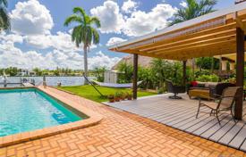 Уютная вилла с задним двором, бассейном, зоной отдыха и гаражом, Майами-Бич, США за 2 003 000 €