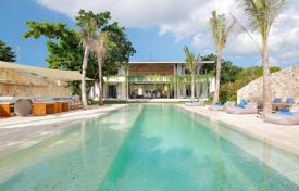 Просторная вилла с собственным пляжем, бассейном и террасой, Лембонган, Бали, Индонезия за 6 800 € в неделю