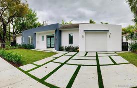 Уютный коттедж с задним двором, гаражом и террасой, Майами, США за 1 029 000 €
