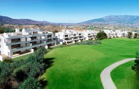 Двухуровневый пентхаус в резиденции с бассейнами, на первой линии поля для гольфа, Михас, Испания за 503 000 €