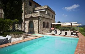 Двухуровневые апартаменты с отдельным входом, садом и бассейном в элитном отреставрированном замке с виноградниками, Сиена, Италия за 2 800 000 €