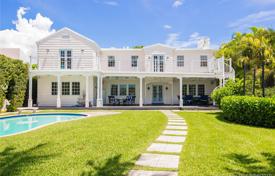 Просторная вилла с задним двором, бассейном, зоной отдыха, террасой и гаражом, Майами-Бич, США за $3 150 000