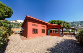 Красивая вилла с садом и гаражом в 800 метрах от пляжа, в одном из лучших районов Льорет‑де-Мар, Испания за 428 000 €