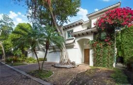 Комфортабельная вилла с патио, бассейном, гаражом и террасой, Майами, США за $1 295 000