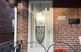 Дом в городе на Лансдавн-авеню, Олд Торонто, Торонто,  Онтарио,   Канада за C$2 104 000