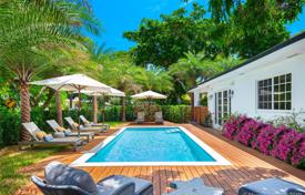 Просторная вилла с задним двором, бассейном, зоной отдыха и садом, Майами-Бич, США за 2 519 000 €