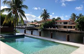 Современная вилла с задним двором, бассейном, летней кухней, зоной отдыха, террасой и гаражом, Майами-Бич, США за $3 100 000