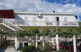 Трехэтажный дом с парковкой и видом на море, Кримовица, Черногория за 283 000 €