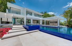 Меблированная вилла с участком, бассейном, гаражами, террасой и видом на океан, Майами-Бич, США за 24 585 000 €