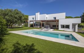 Современный дом с ровным участком в пешей доступности до центра в одном из самых престижных районов Северного побережья Барселоны за 1 400 000 €