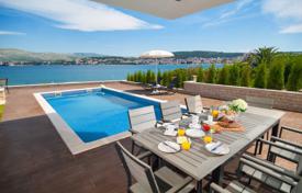 Трехэтажная стильная вилла с двумя бассейнами на берегу моря в Сплите, Хорватия за 2 100 000 €