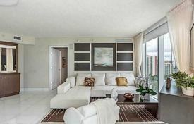 Меблированные апартаменты с дизайнерской отделкой, балконом и видом на океан, в резиденции с бассейном, сауной и причалом, Майами, Флорида за $800 000