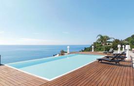 Новая вилла с панорамным видом на море и бассейном над небольшой живописной бухтой с галечным пляжем, Варацце, Италия за 5 900 € в неделю