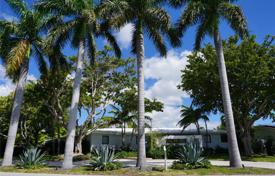 Семейная вилла с задним двором, бассейном, террасой и гаражом, Майами, США за $1 460 000