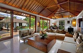 Современная вилла с садом и бассейном рядом с пляжем, Семиньяк, Бали, Индонезия за 4 700 € в неделю