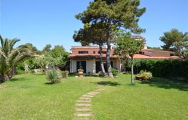 Вилла с садом и прямым выходом на пляж в престижной резиденции, Сан-Феличе-Чирчео, Италия. Цена по запросу
