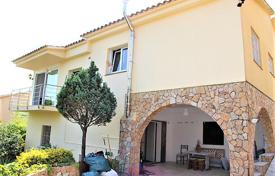 Меблированная вилла с садом в резиденции с бассейном, рядом с пляжами, в одном из лучших районов Льорет‑де-Мар, Испания за 647 000 €