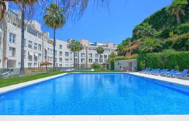 Квартира с террасой в закрытой резиденции с бассейном и теннисным кортом, рядом с полем для гольфа, Нуэва Андалусия, Испания за 875 000 €