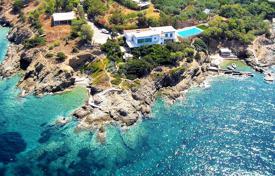 Просторная вилла с бассейном и парковкой прямо на пляже, в престижном районе, Аттика, Греция за 11 500 € в неделю