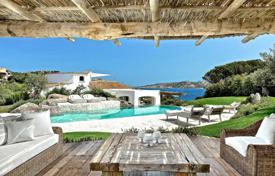 Вилла премиум класса с бассейном и садом в 100 метрах от пляжей, Порто-Рафаэль, Италия за 30 000 € в неделю
