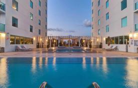 Стильная квартира с видом на город и бассейном в резиденции на первой линии от пляжа, Санни Айлс Бич, Флорида, США за $1 485 000