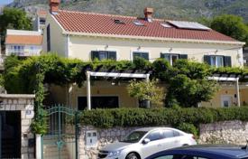 Просторный жилой дом с тремя террасами, видом на море и садом, недалеко от пляжа, Дубровник, Дубровницко-Неретванская жупания, Хорватия за 750 000 €