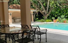 Комфортабельная вилла с задним двором, бассейном, летней кухней, зоной отдыха, террасой и парковкой, Корал Гейблс, США за $3 975 000