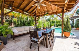Уютная вилла с задним двором, бассейном и террасой, Ки-Бискейн, США за $1 755 000