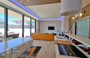 8-комнатный дом 380 м² в Приморско-Горанской жупании за 930 000 €