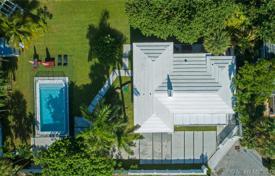 Просторная вилла с садом, задним двором, бассейном, зоной отдыха, террасой и парковкой, Форт-Лодердейл, США за $1 699 000