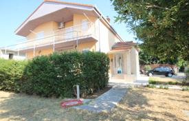 Двухэтажный дом с двумя отдельными апартаментами в 550 метрах от моря, Каштел-Новий, Хорватия за 350 000 €