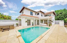 Современная вилла с задним двором, бассейном, зоной отдыха, террасой и парковкой, Майами-Бич, США за $1 350 000