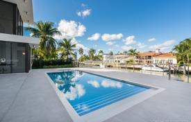 Современная вилла с задним двором, бассейном, зоной отдыха, террасой и гаражом, Майами-Бич, США за 4 555 000 €