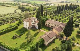 Историческая резиденция с видом на холмы Тосканы и город Сиена. Цена по запросу