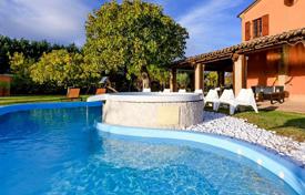 Уютная вилла с бассейном, джакузи и садом, Каттолика, Италия. Цена по запросу